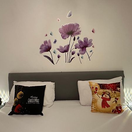 London 2 Bed 2 Bath Apartment Holiday Home - Free Parking - 3Min Walk To The Train Station - 19Min To London Liverpool Street 5Min To Victoria Line 1Gb Broadband Super Fast Internet Ground Floor 100S Of Shops Restaurants Bakeries 24-Hour Asda Superst Exterior foto