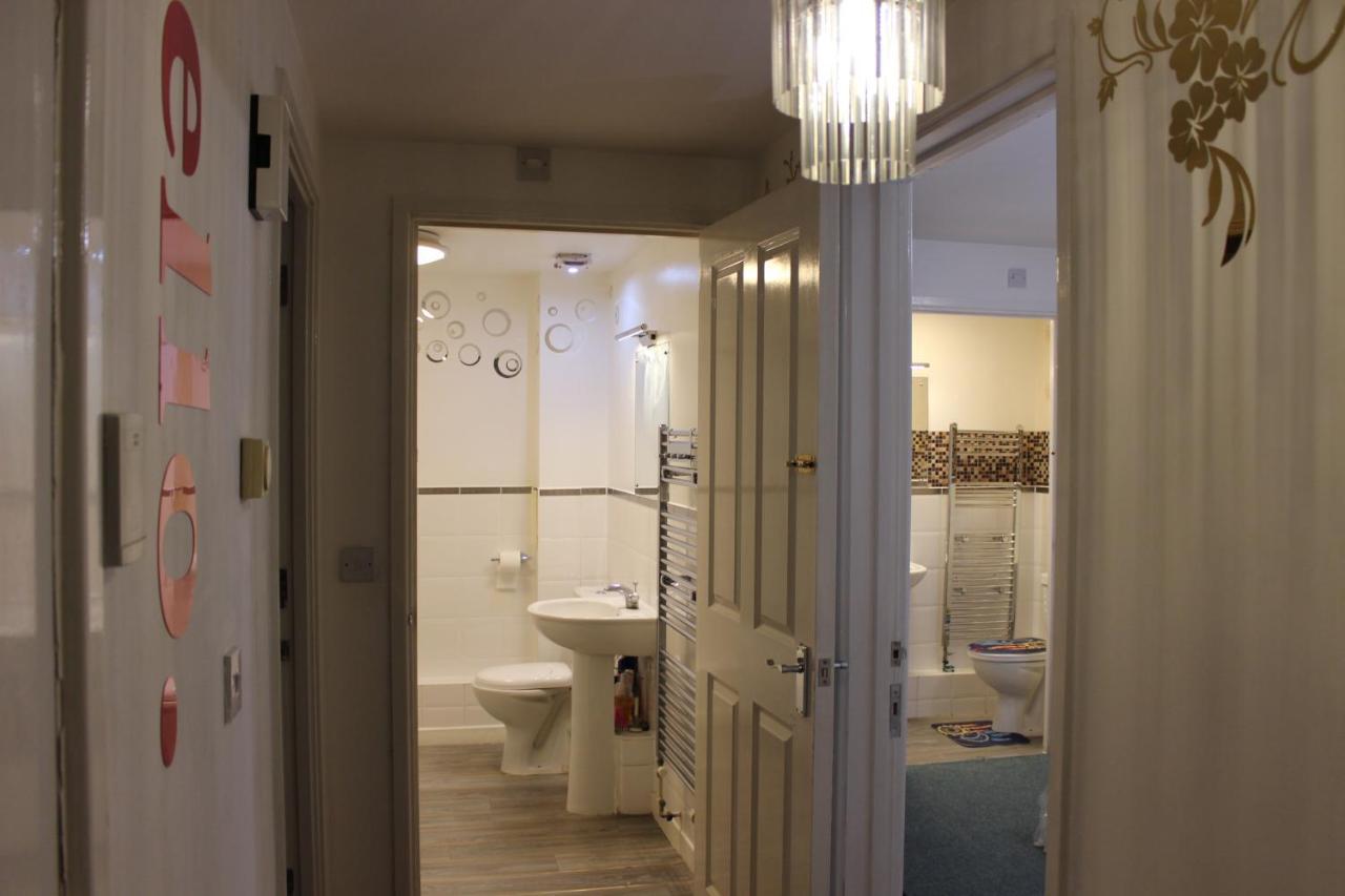 London 2 Bed 2 Bath Apartment Holiday Home - Free Parking - 3Min Walk To The Train Station - 19Min To London Liverpool Street 5Min To Victoria Line 1Gb Broadband Super Fast Internet Ground Floor 100S Of Shops Restaurants Bakeries 24-Hour Asda Superst Exterior foto