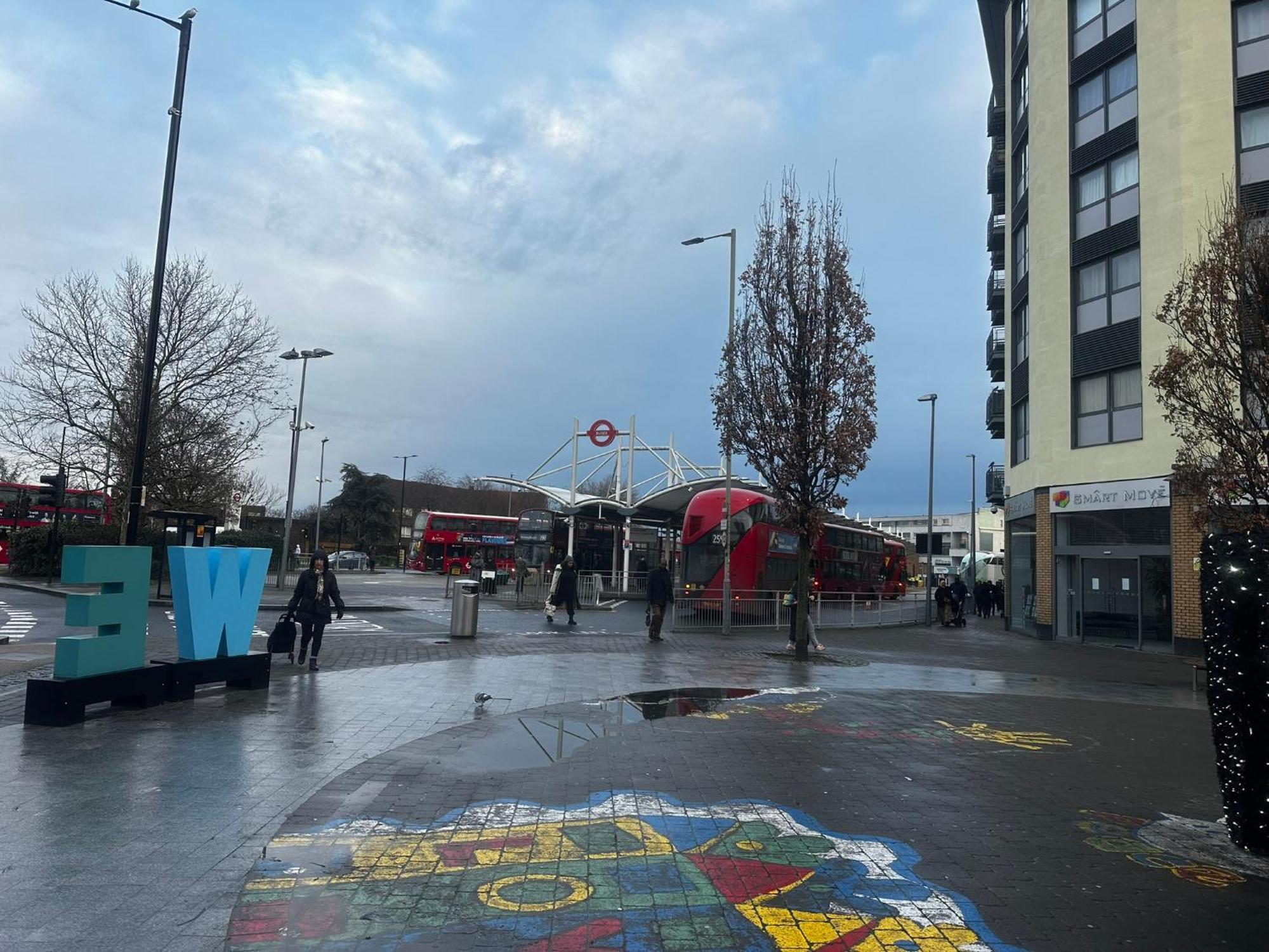 London 2 Bed 2 Bath Apartment Holiday Home - Free Parking - 3Min Walk To The Train Station - 19Min To London Liverpool Street 5Min To Victoria Line 1Gb Broadband Super Fast Internet Ground Floor 100S Of Shops Restaurants Bakeries 24-Hour Asda Superst Exterior foto