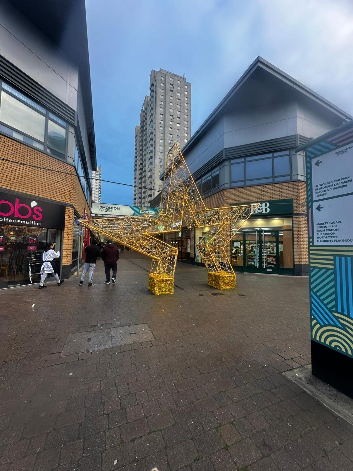 London 2 Bed 2 Bath Apartment Holiday Home - Free Parking - 3Min Walk To The Train Station - 19Min To London Liverpool Street 5Min To Victoria Line 1Gb Broadband Super Fast Internet Ground Floor 100S Of Shops Restaurants Bakeries 24-Hour Asda Superst Exterior foto