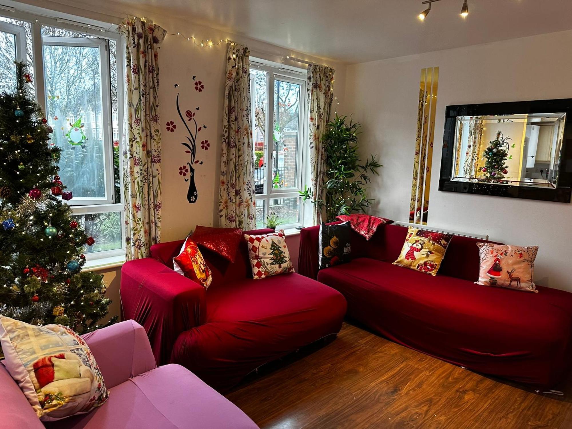 London 2 Bed 2 Bath Apartment Holiday Home - Free Parking - 3Min Walk To The Train Station - 19Min To London Liverpool Street 5Min To Victoria Line 1Gb Broadband Super Fast Internet Ground Floor 100S Of Shops Restaurants Bakeries 24-Hour Asda Superst Exterior foto