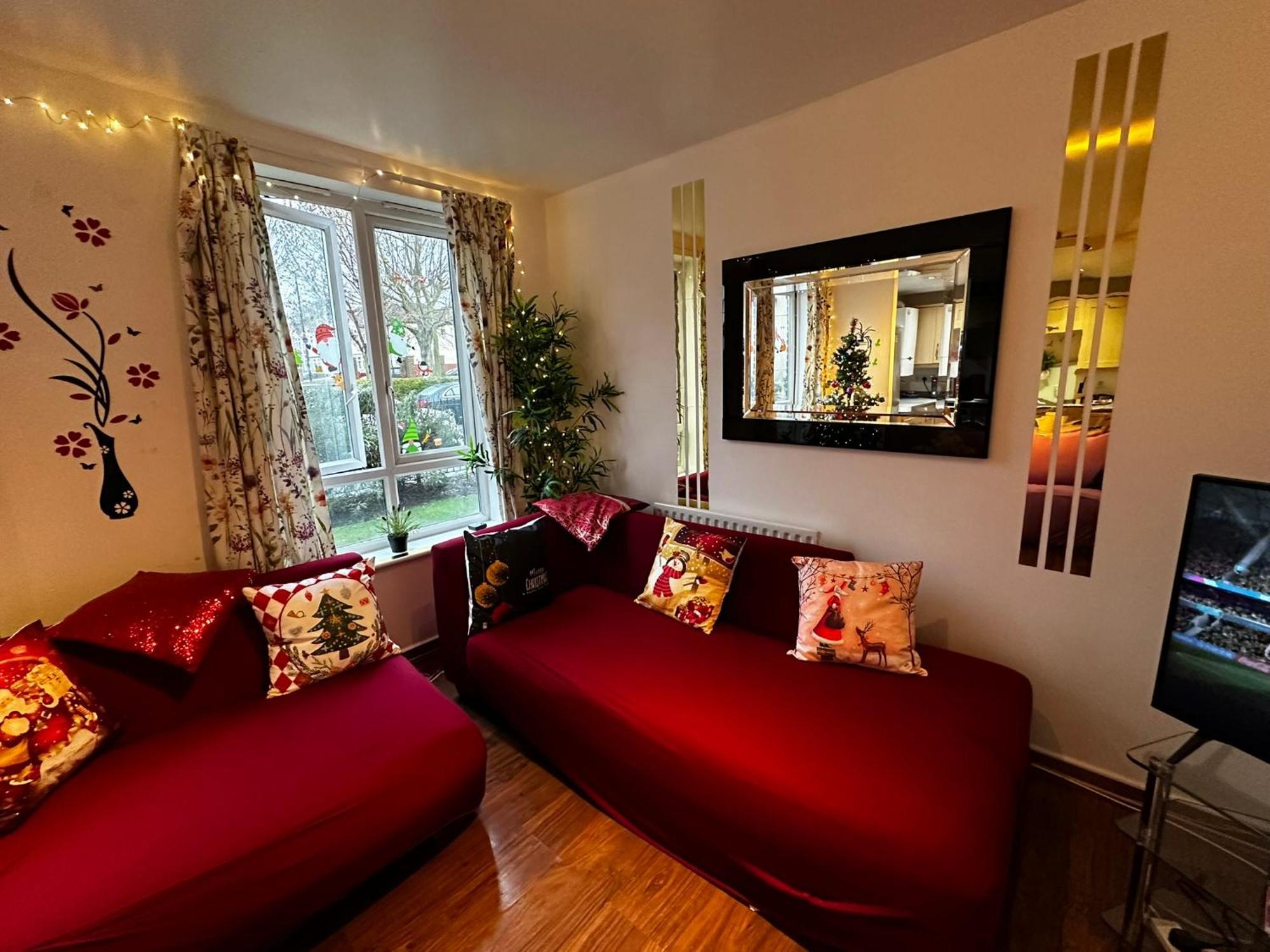 London 2 Bed 2 Bath Apartment Holiday Home - Free Parking - 3Min Walk To The Train Station - 19Min To London Liverpool Street 5Min To Victoria Line 1Gb Broadband Super Fast Internet Ground Floor 100S Of Shops Restaurants Bakeries 24-Hour Asda Superst Exterior foto