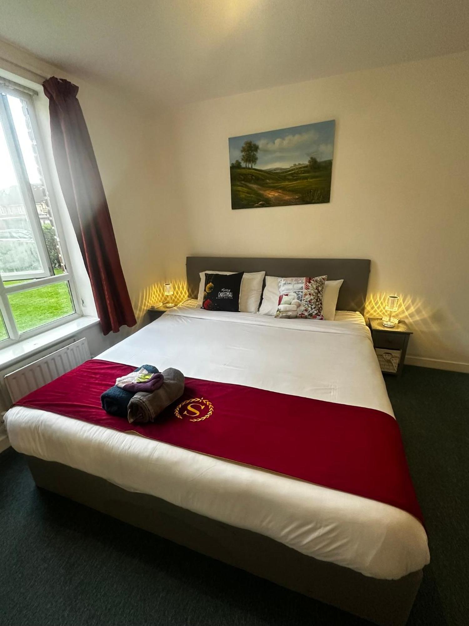 London 2 Bed 2 Bath Apartment Holiday Home - Free Parking - 3Min Walk To The Train Station - 19Min To London Liverpool Street 5Min To Victoria Line 1Gb Broadband Super Fast Internet Ground Floor 100S Of Shops Restaurants Bakeries 24-Hour Asda Superst Exterior foto