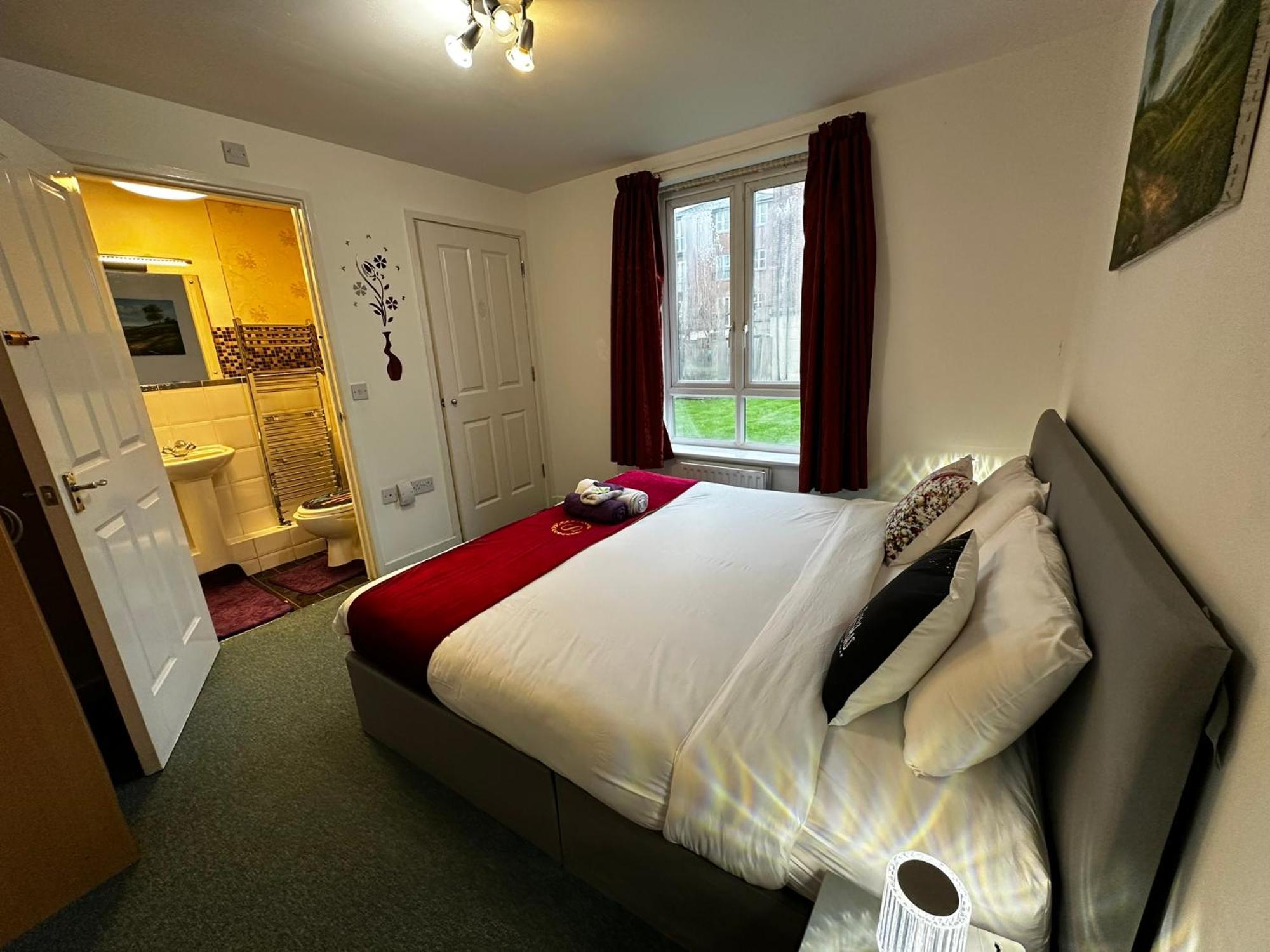 London 2 Bed 2 Bath Apartment Holiday Home - Free Parking - 3Min Walk To The Train Station - 19Min To London Liverpool Street 5Min To Victoria Line 1Gb Broadband Super Fast Internet Ground Floor 100S Of Shops Restaurants Bakeries 24-Hour Asda Superst Exterior foto