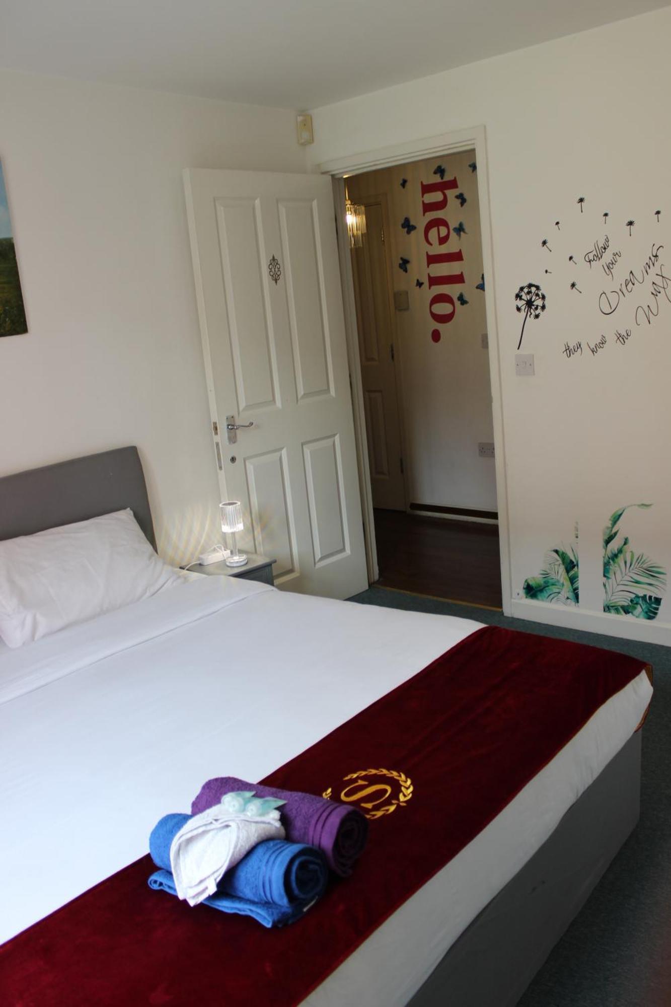 London 2 Bed 2 Bath Apartment Holiday Home - Free Parking - 3Min Walk To The Train Station - 19Min To London Liverpool Street 5Min To Victoria Line 1Gb Broadband Super Fast Internet Ground Floor 100S Of Shops Restaurants Bakeries 24-Hour Asda Superst Exterior foto
