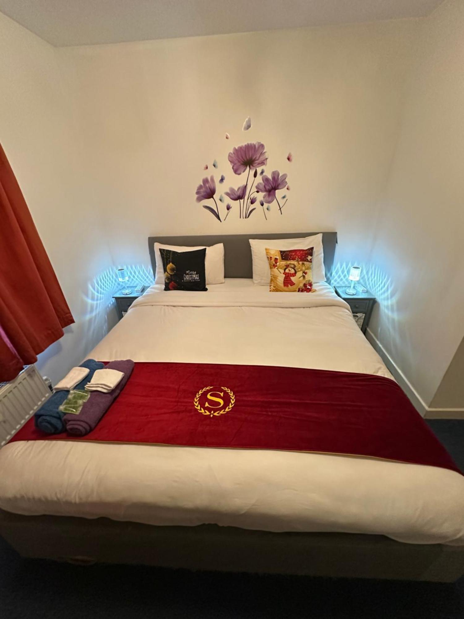 London 2 Bed 2 Bath Apartment Holiday Home - Free Parking - 3Min Walk To The Train Station - 19Min To London Liverpool Street 5Min To Victoria Line 1Gb Broadband Super Fast Internet Ground Floor 100S Of Shops Restaurants Bakeries 24-Hour Asda Superst Exterior foto