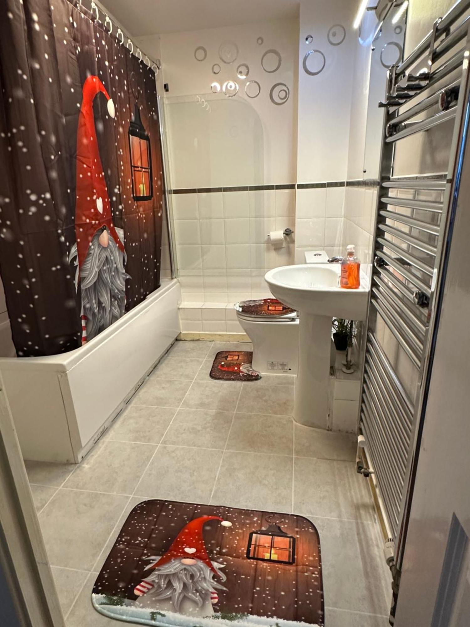 London 2 Bed 2 Bath Apartment Holiday Home - Free Parking - 3Min Walk To The Train Station - 19Min To London Liverpool Street 5Min To Victoria Line 1Gb Broadband Super Fast Internet Ground Floor 100S Of Shops Restaurants Bakeries 24-Hour Asda Superst Exterior foto